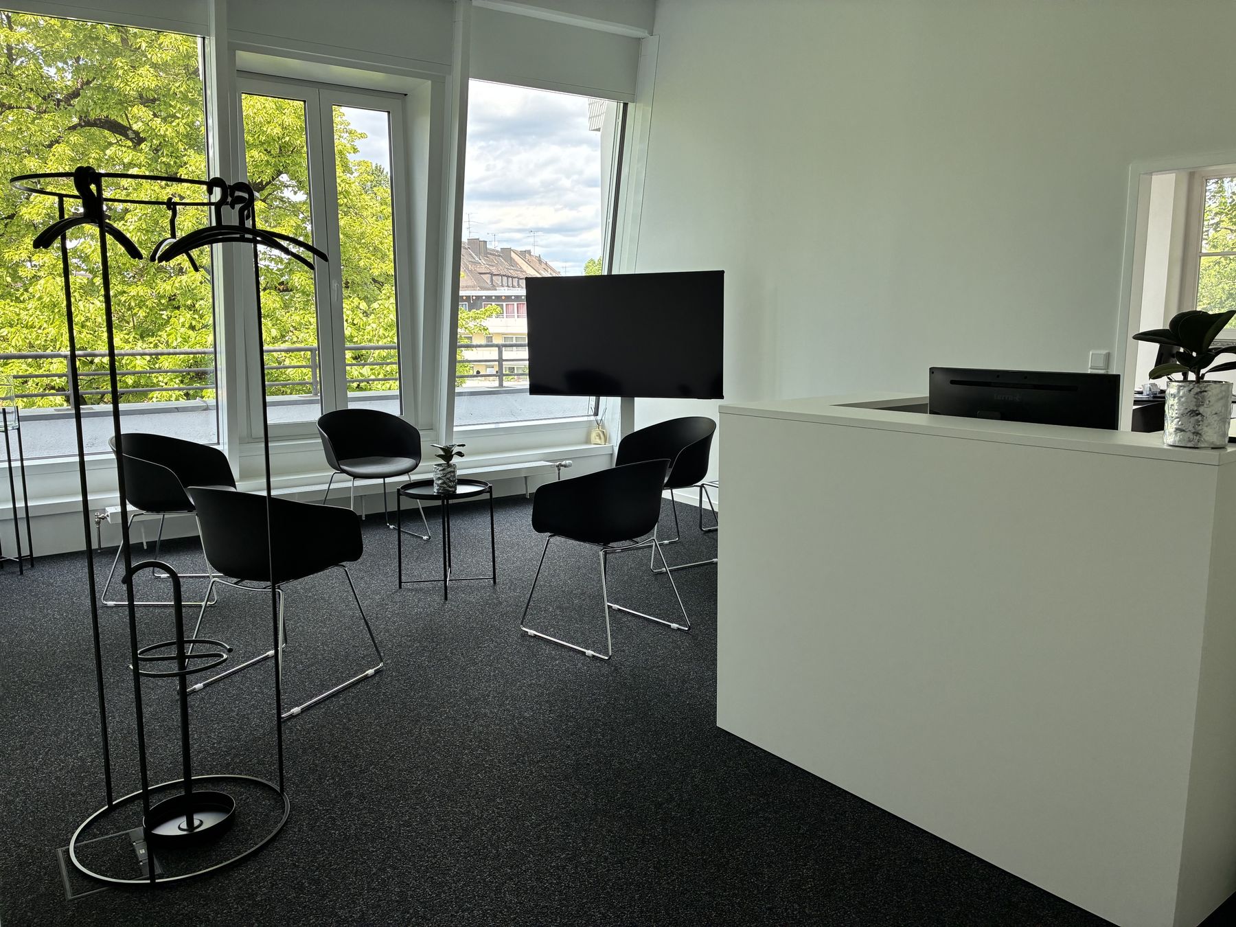 Wartebereich in des Therapiezentrums (3. Obergeschoss) — Orthopädie Dr. Radke
